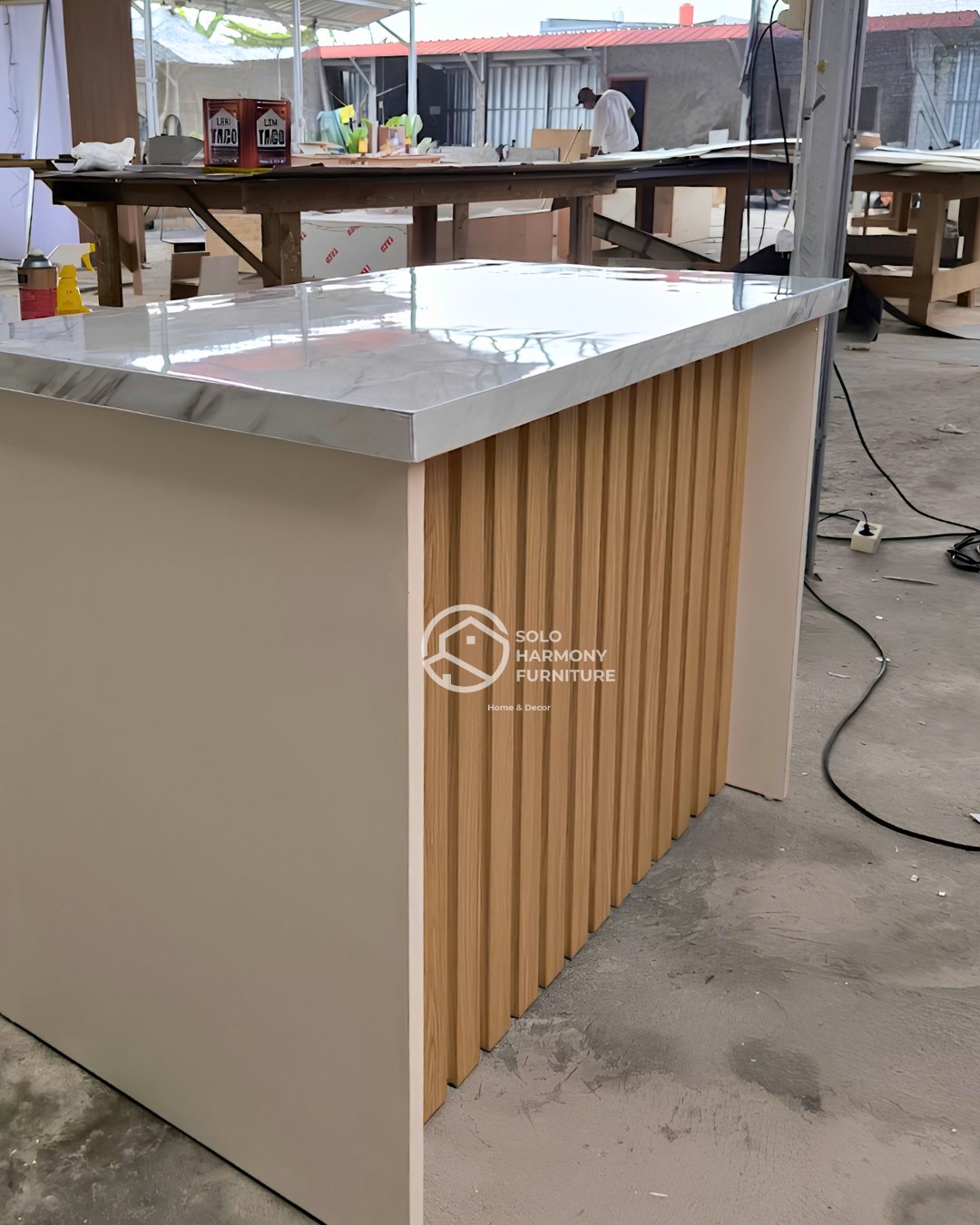 Interior Meja Island Multifungsi di Wonogiri — Solo Harmony Furniture