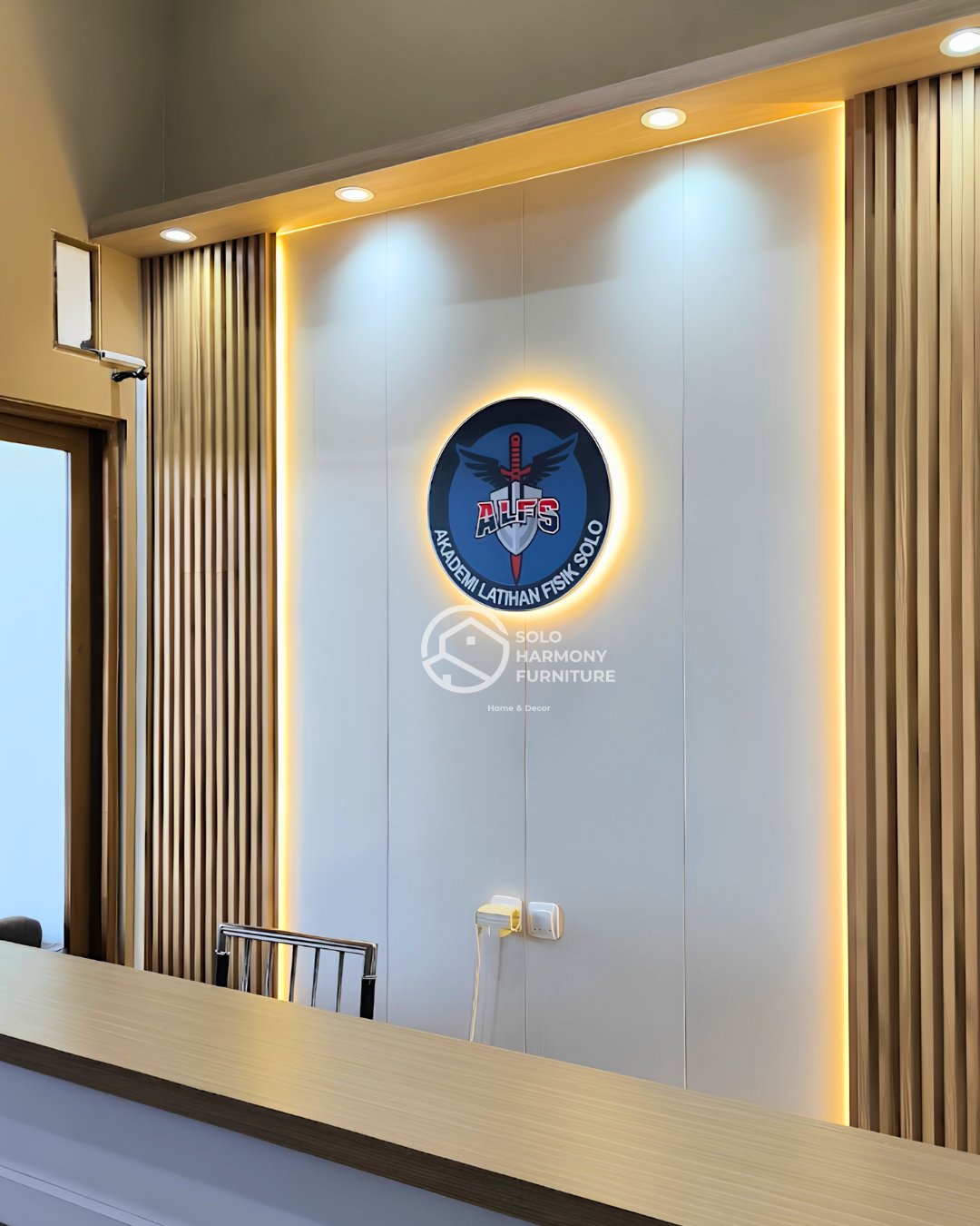 Interior Backdrop Lobi Komersial & Kantor Custom di Kartasura, Sukoharjo — Solo Harmony Furniture