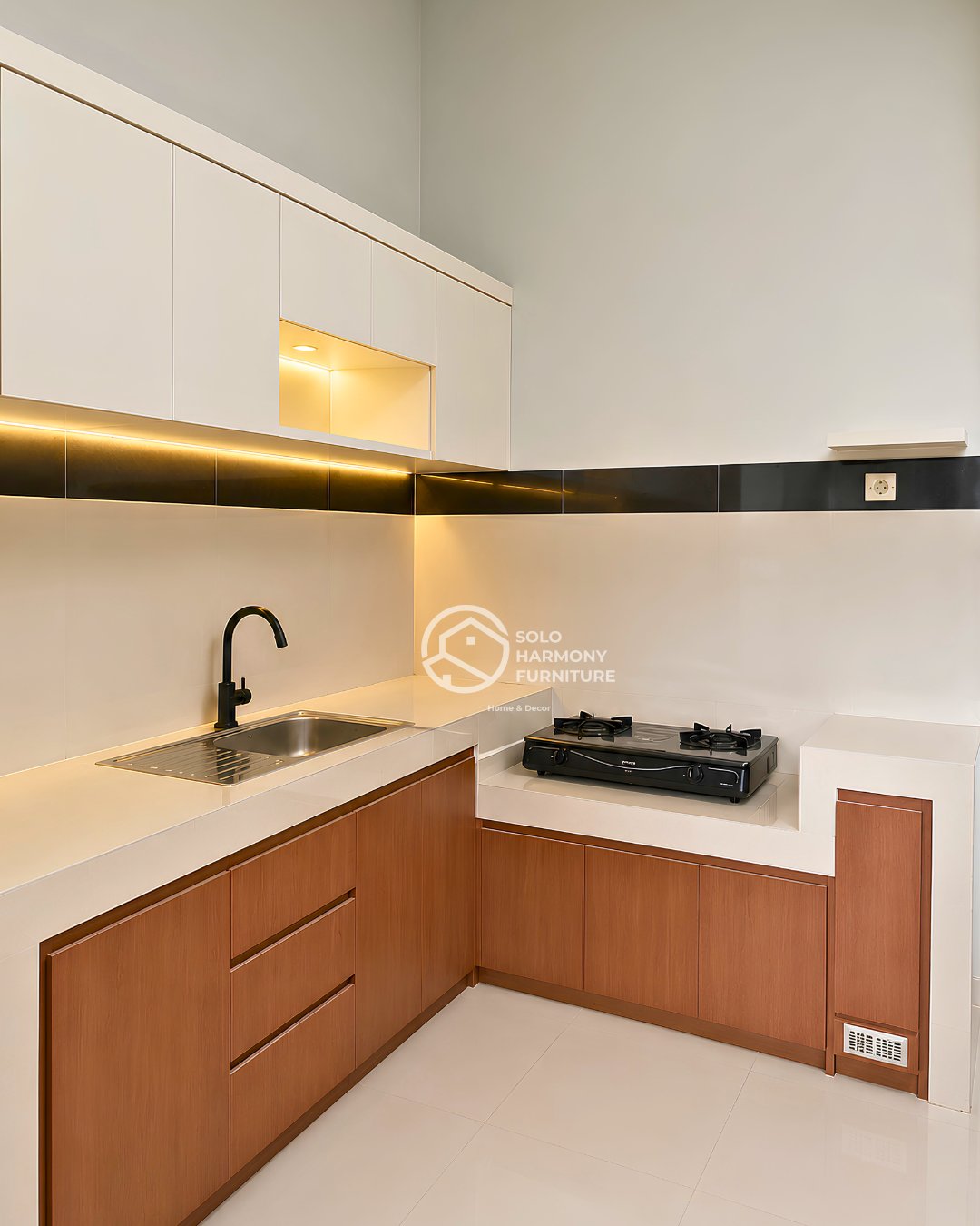 Kitchen Set L-Shape Dual-Tone Kitchen Set with Split Countertop di Perum Griya Cemara, Gumpang, Kartasura, Sukoharjo — Solo Harmony Furniture