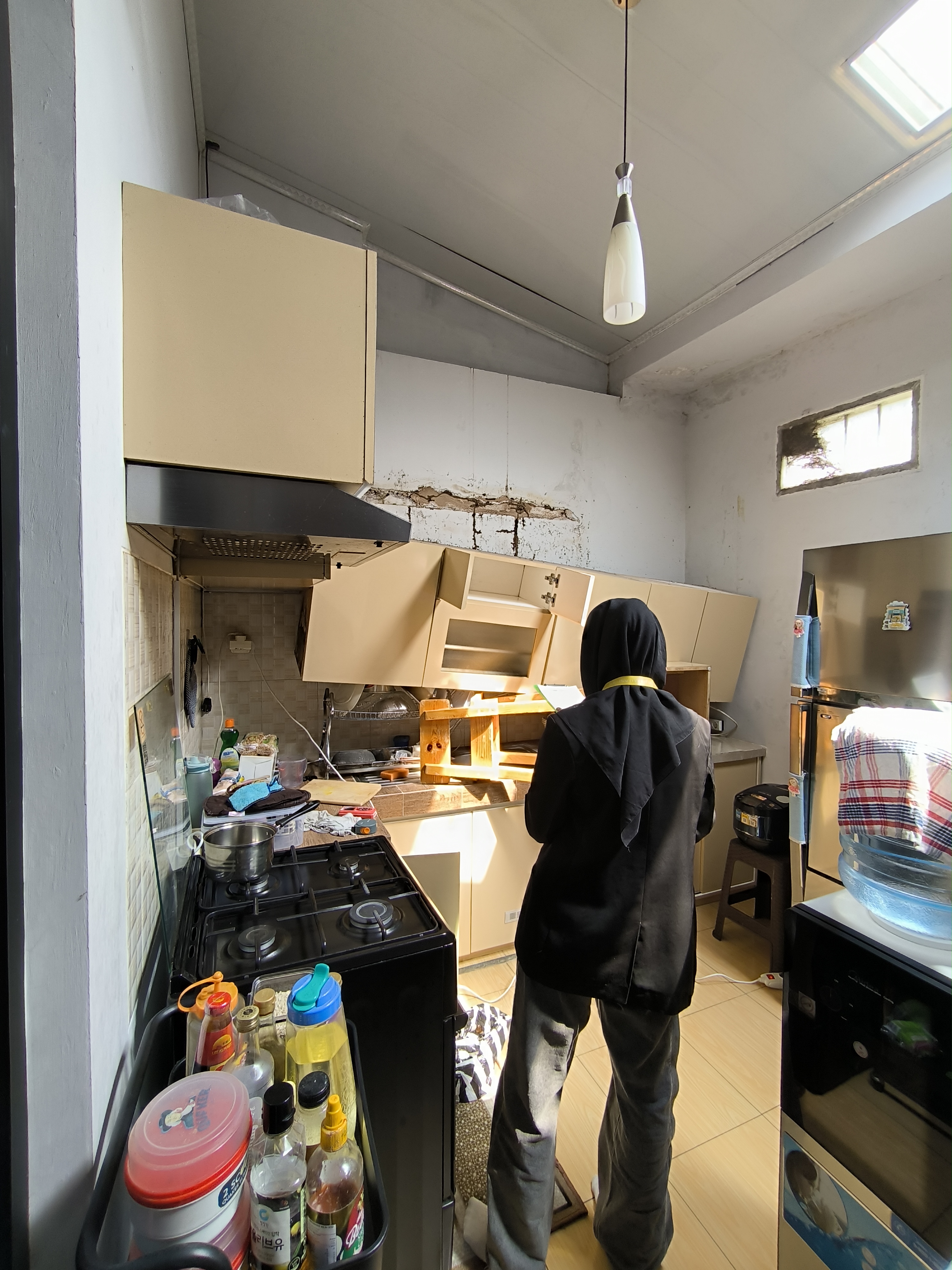 Kitchen set ambrol akibat lembab kronis dan rayap di dapur Soloraya — cabinet atas mulai lepas, dinding penuh tanda lembab