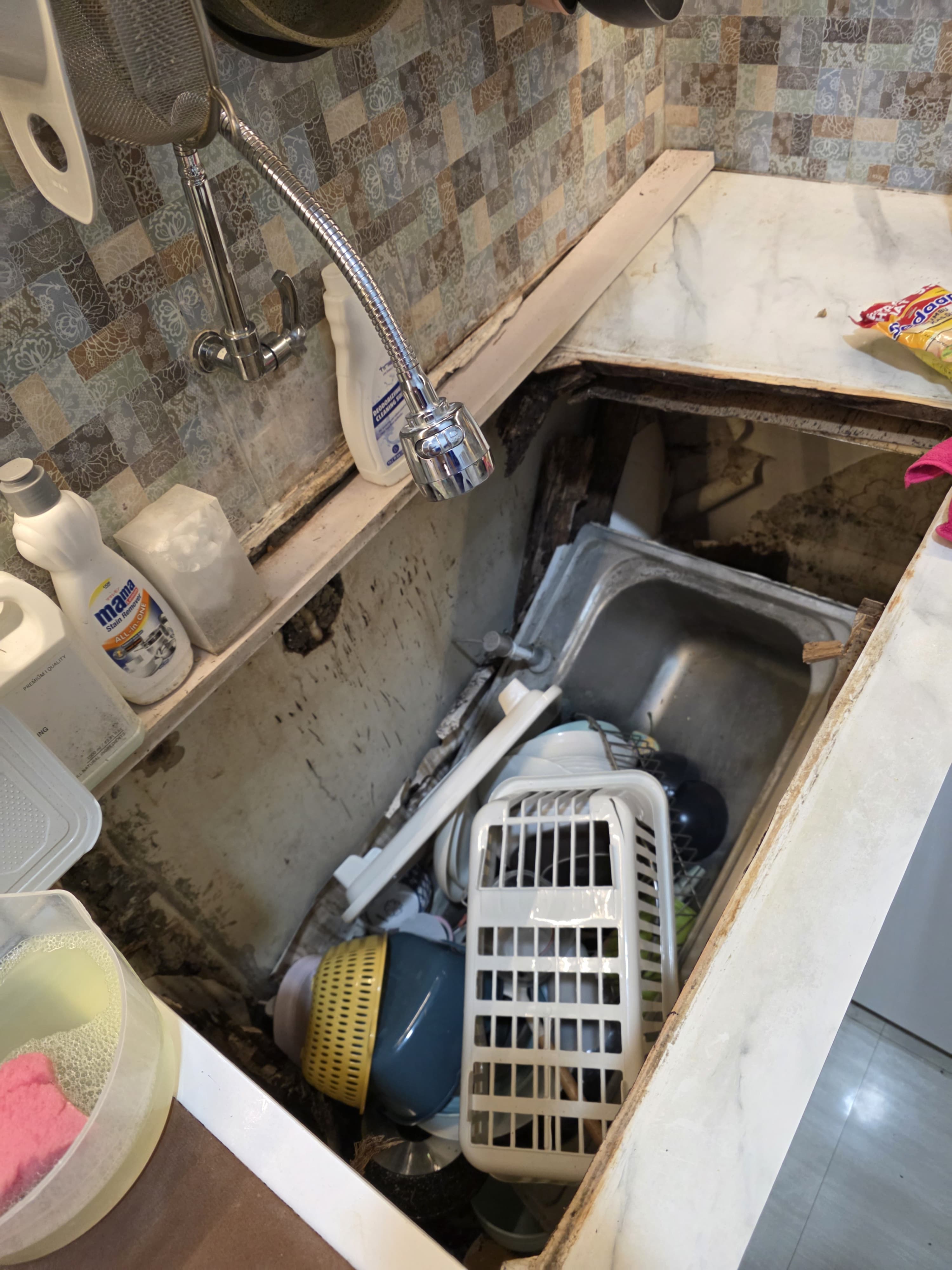 Detail body kabinet bawah sink yang hancur total karena Blockboard tidak tahan lembab dan dimakan rayap