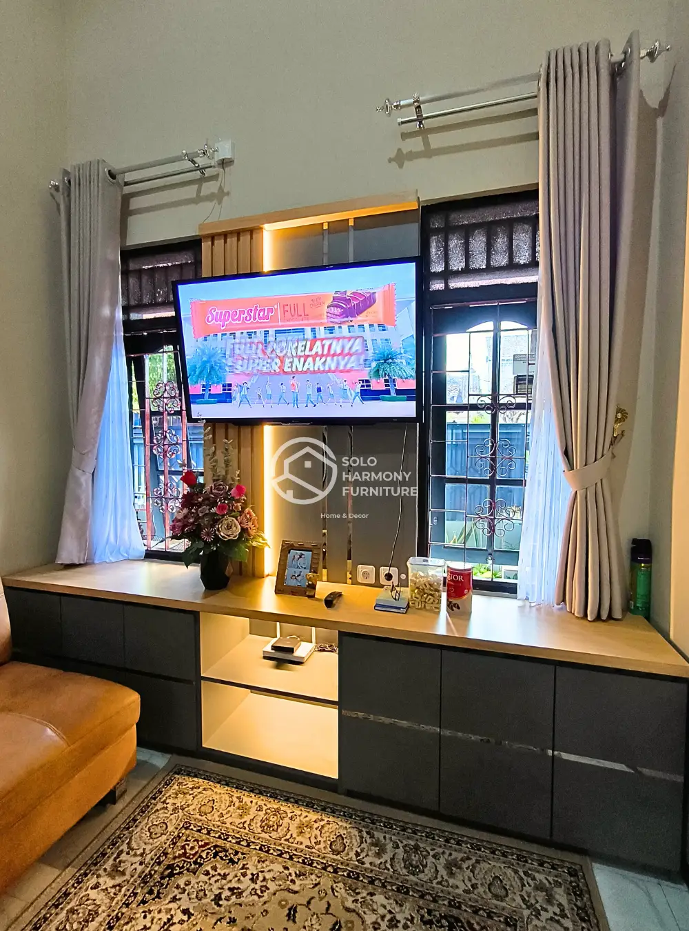 Backdrop Tv Minimalis - Bu Yuni — Backdrop TV foto 4 di Karanganyar
