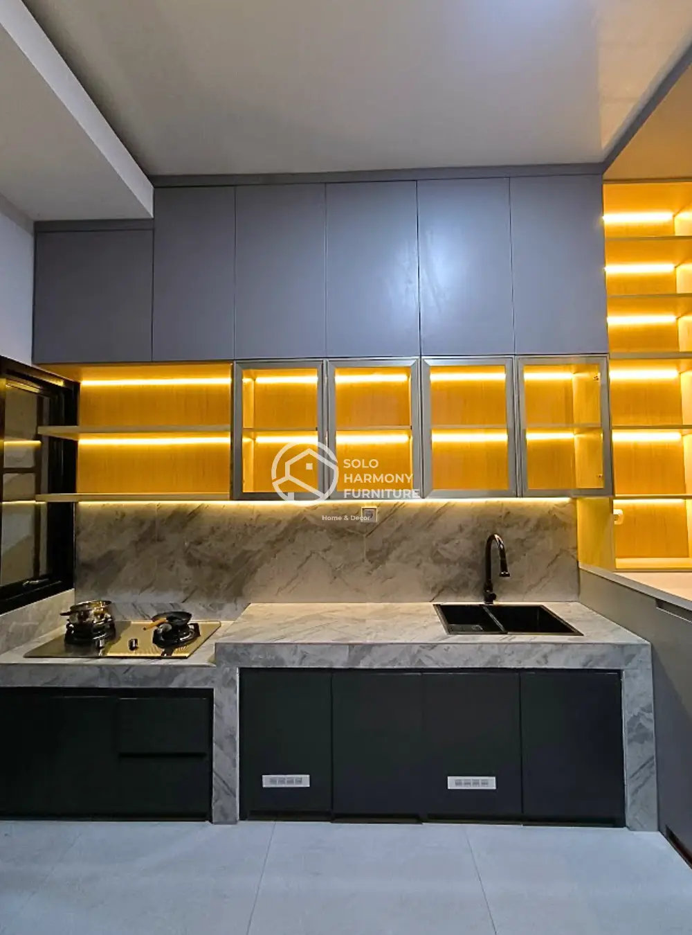 Kitchen Set Modern Minimalis dengan Mini Bar Estetik — Kitchen Set foto 2 di Kartasura
