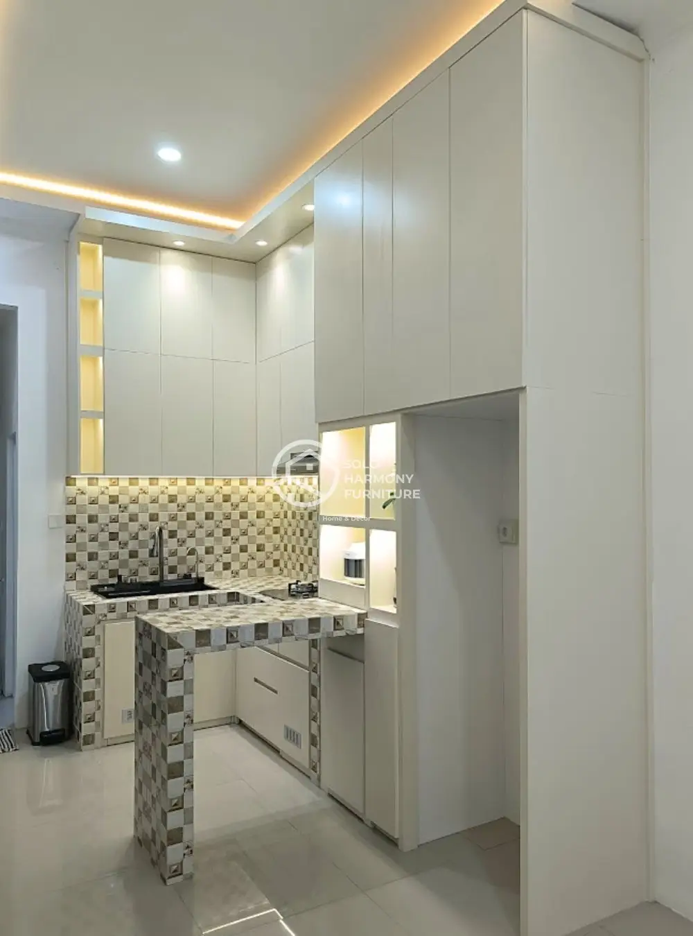 Kitchenset Mewah Minimalis. — Kitchen Set foto 2 di Mojosongo, Surakarta