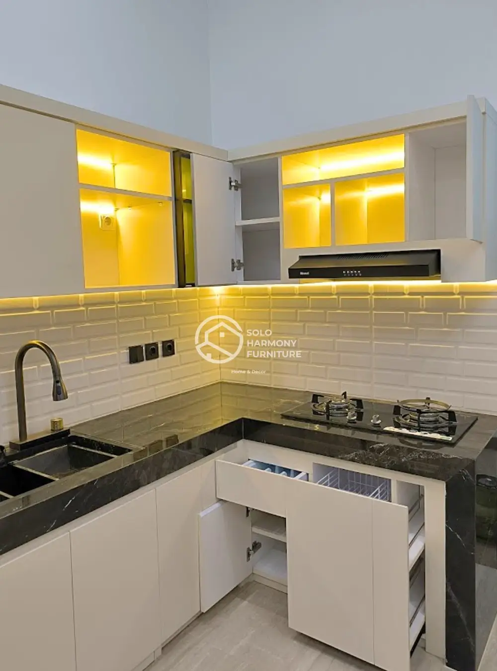 Kitchen Set Minimalis Letter L Elegan — Kitchen Set foto 4 di Gentan, Sukoharjo