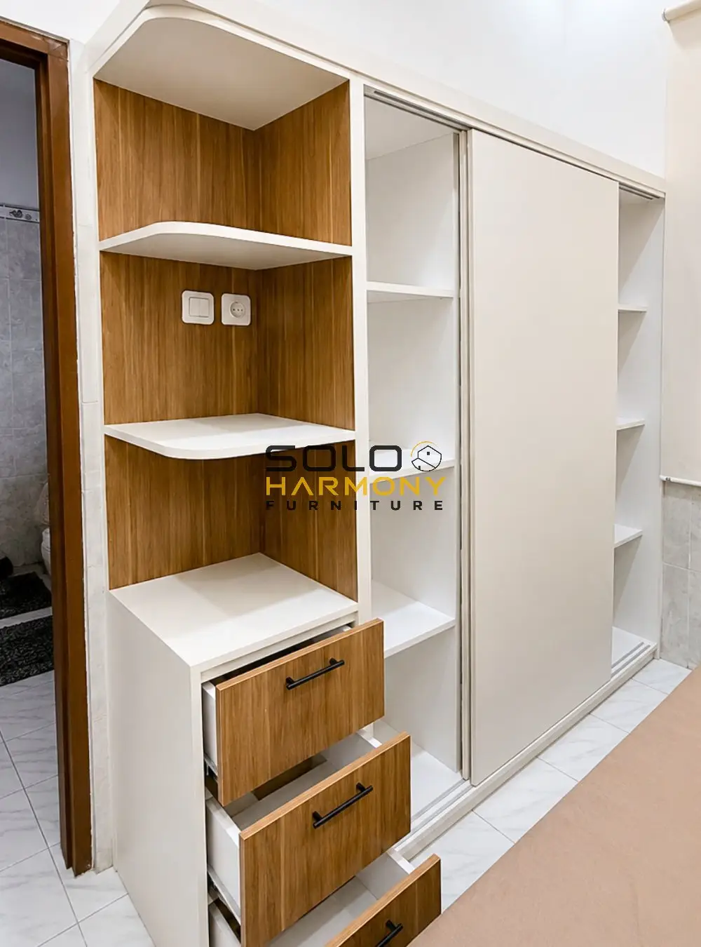 Lemari Sliding Minimalis Fungsional — Lemari foto 4 di Kartasura