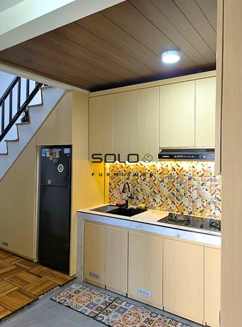 Kitchen Set dan Ruang Bawah Tangga yang Menyatu dalam Satu Kesatuan Sempurna — Ibu Katon — Kitchen Set foto 2 di Gumpang , Sukoharjo