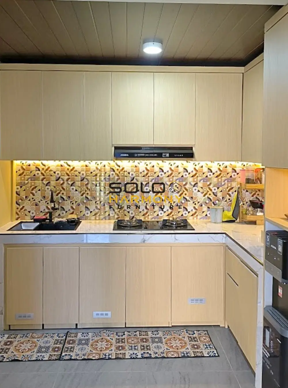 Kitchen Set dan Ruang Bawah Tangga yang Menyatu dalam Satu Kesatuan Sempurna — Ibu Katon — Kitchen Set foto 3 di Gumpang , Sukoharjo