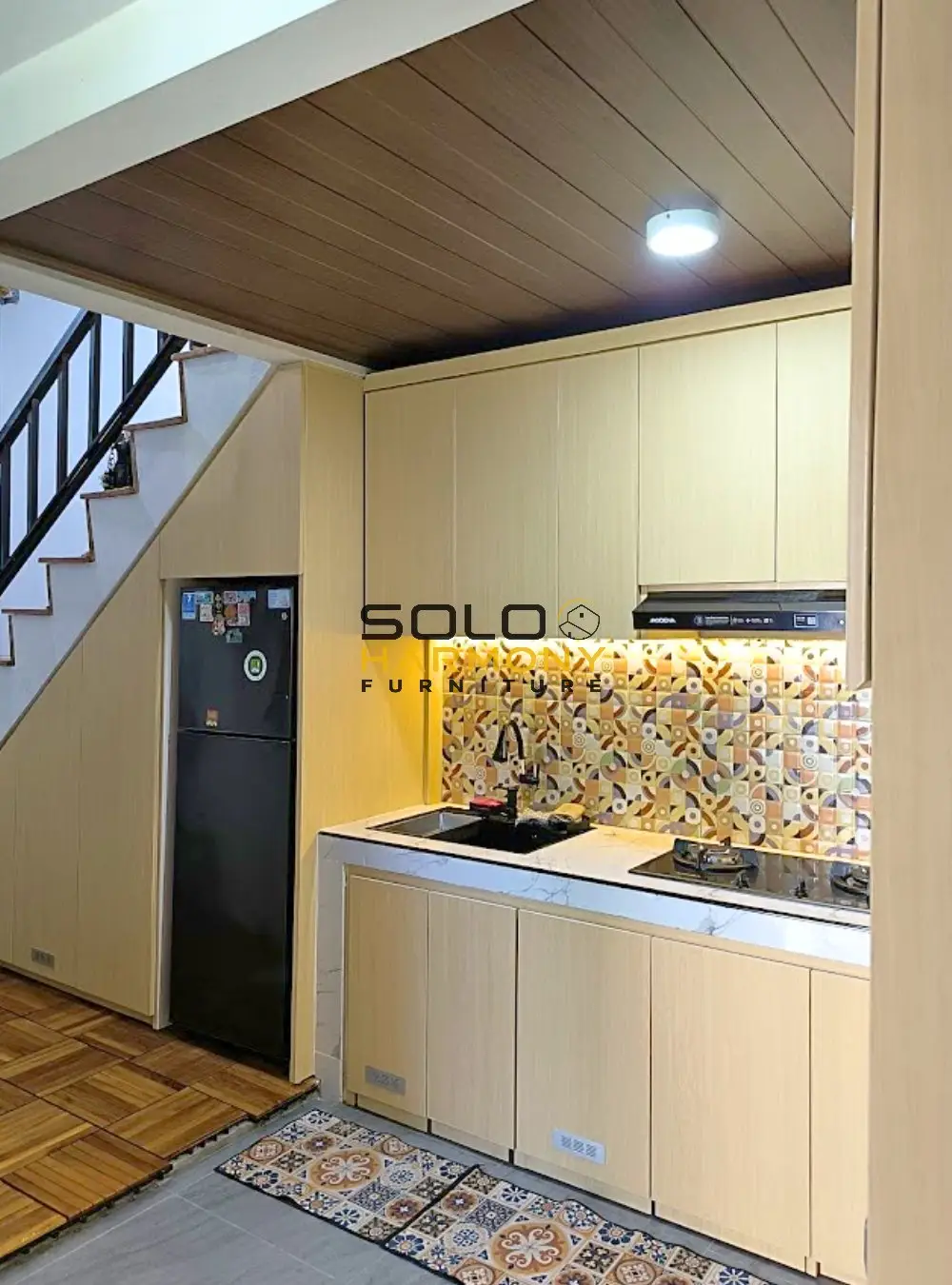 Kitchen Set dan Ruang Bawah Tangga yang Menyatu dalam Satu Kesatuan Sempurna — Ibu Katon — Kitchen Set foto 4 di Gumpang , Sukoharjo