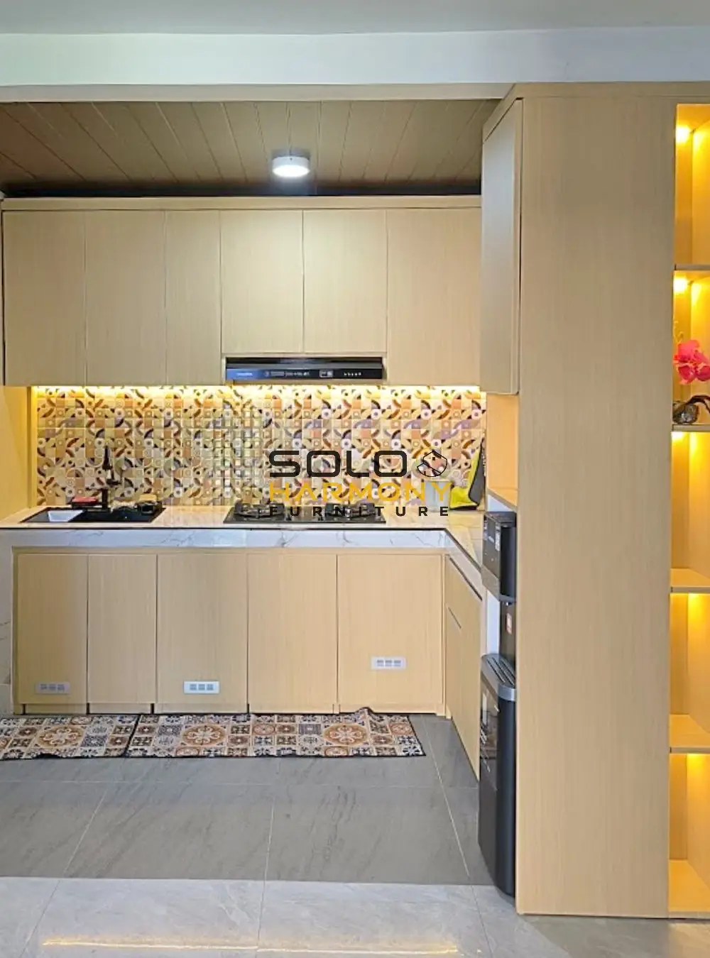 Kitchen Set dan Ruang Bawah Tangga yang Menyatu dalam Satu Kesatuan Sempurna — Ibu Katon — Kitchen Set foto 6 di Gumpang , Sukoharjo
