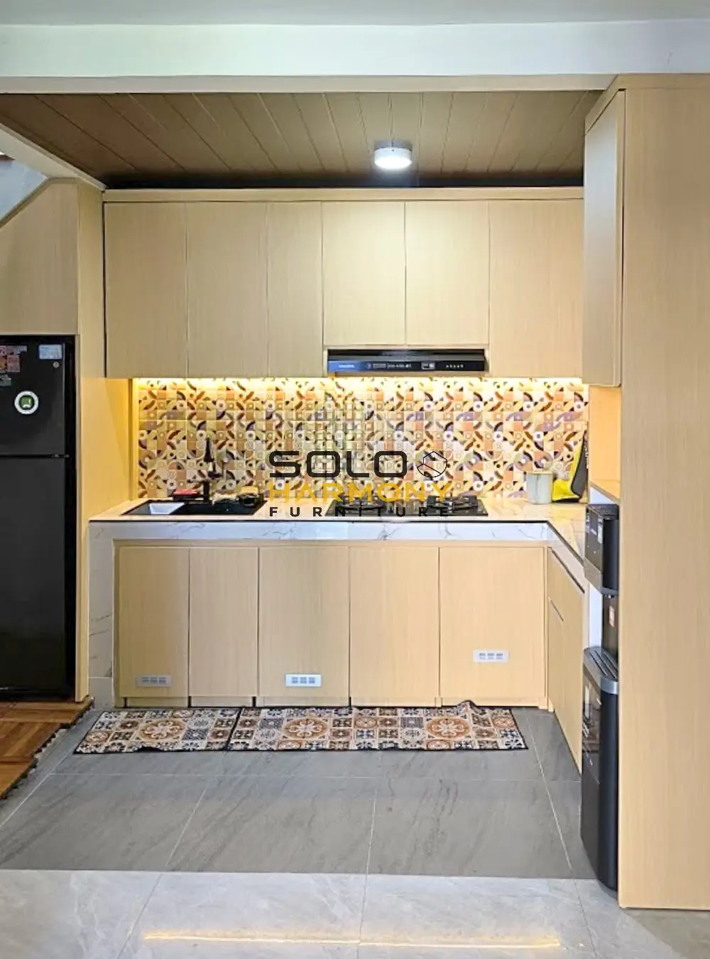 Kitchen Set dan Ruang Bawah Tangga yang Menyatu dalam Satu Kesatuan Sempurna — Ibu Katon — Kitchen Set foto 7 di Gumpang , Sukoharjo