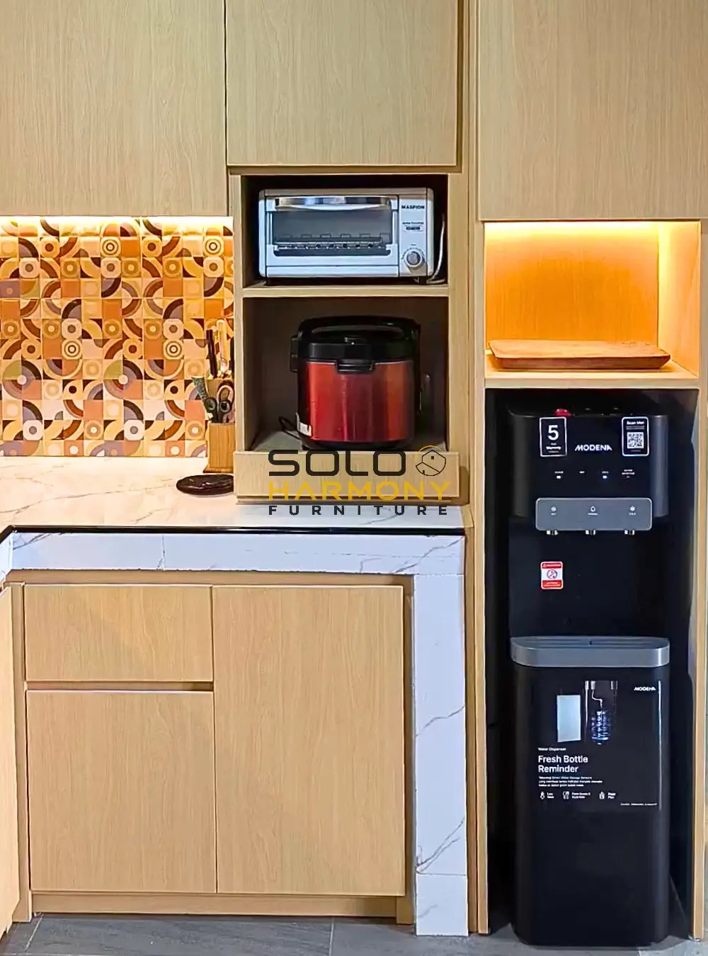 Kitchen Set dan Ruang Bawah Tangga yang Menyatu dalam Satu Kesatuan Sempurna — Ibu Katon — Kitchen Set foto 8 di Gumpang , Sukoharjo