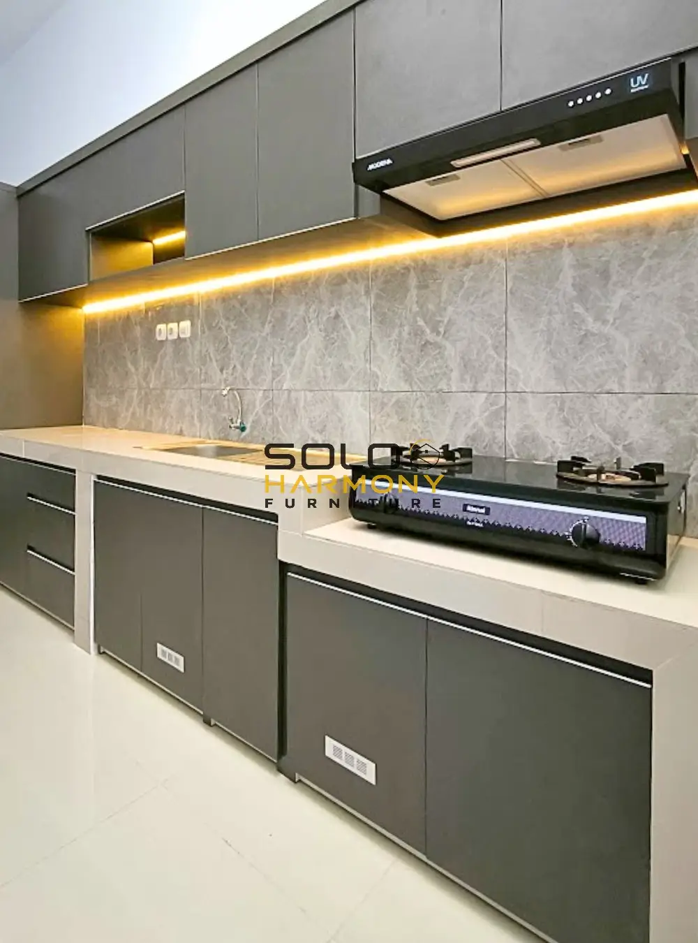 Kitchen Set Minimalis Mewah dengan Kabinet Multifungsi — Kitchen Set foto 2 di Banjarsari, Solo