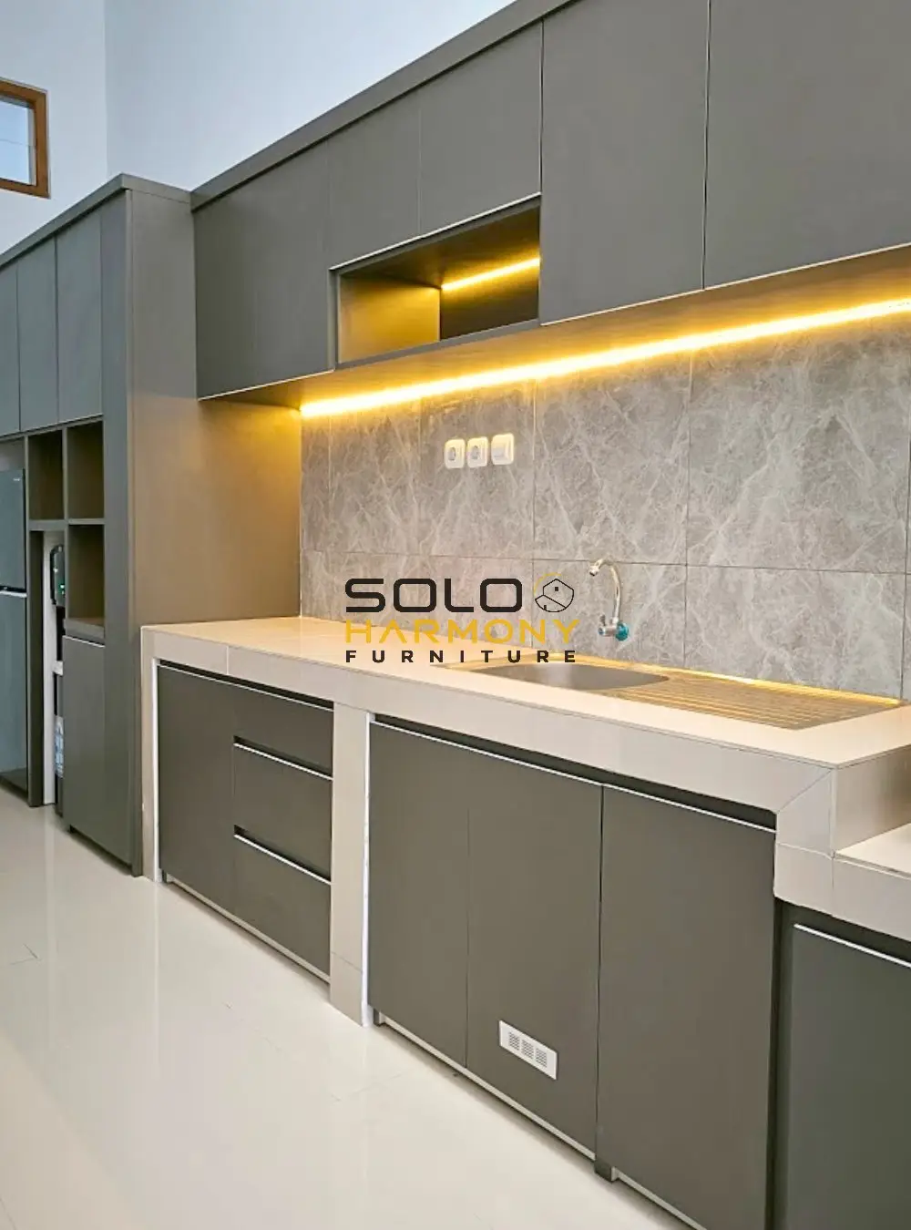 Kitchen Set Minimalis Mewah dengan Kabinet Multifungsi — Kitchen Set foto 3 di Banjarsari, Solo