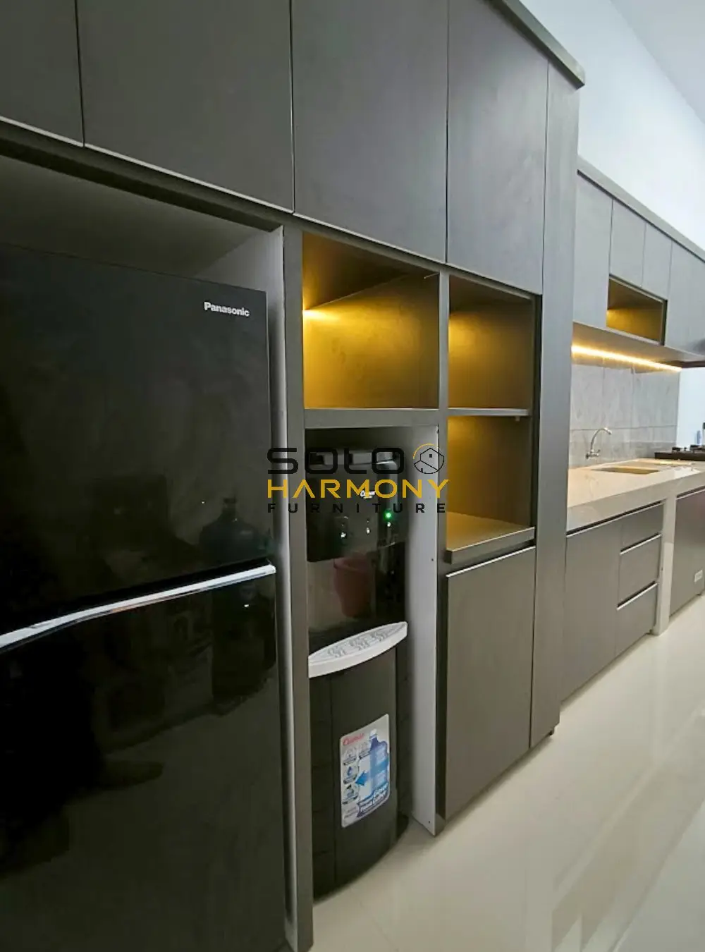 Kitchen Set Minimalis Mewah dengan Kabinet Multifungsi — Kitchen Set foto 4 di Banjarsari, Solo