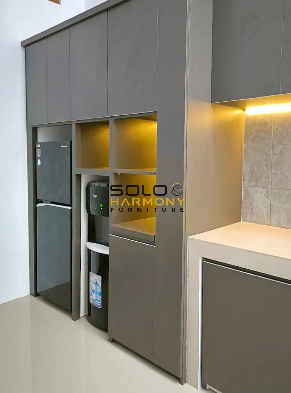 Kitchen Set Minimalis Mewah dengan Kabinet Multifungsi — Kitchen Set foto 5 di Banjarsari, Solo
