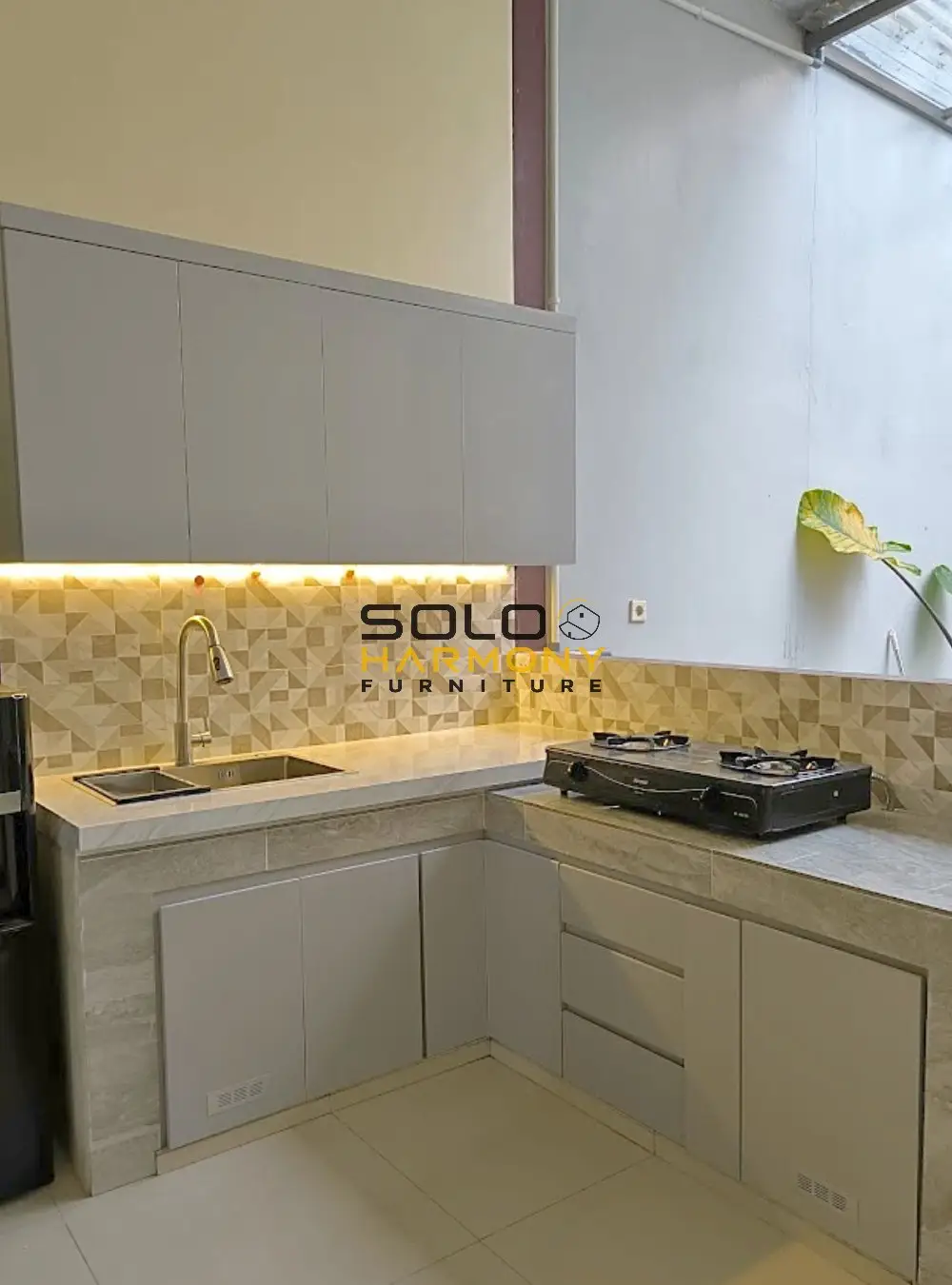 Kitchen Set Minimalis Bentuk L untuk Dapur Semi Terbuka — Kitchen Set foto 2 di Kerten, Solo