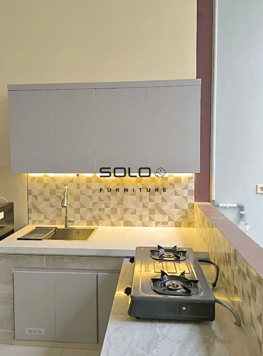 Kitchen Set Minimalis Bentuk L untuk Dapur Semi Terbuka — Kitchen Set foto 3 di Kerten, Solo