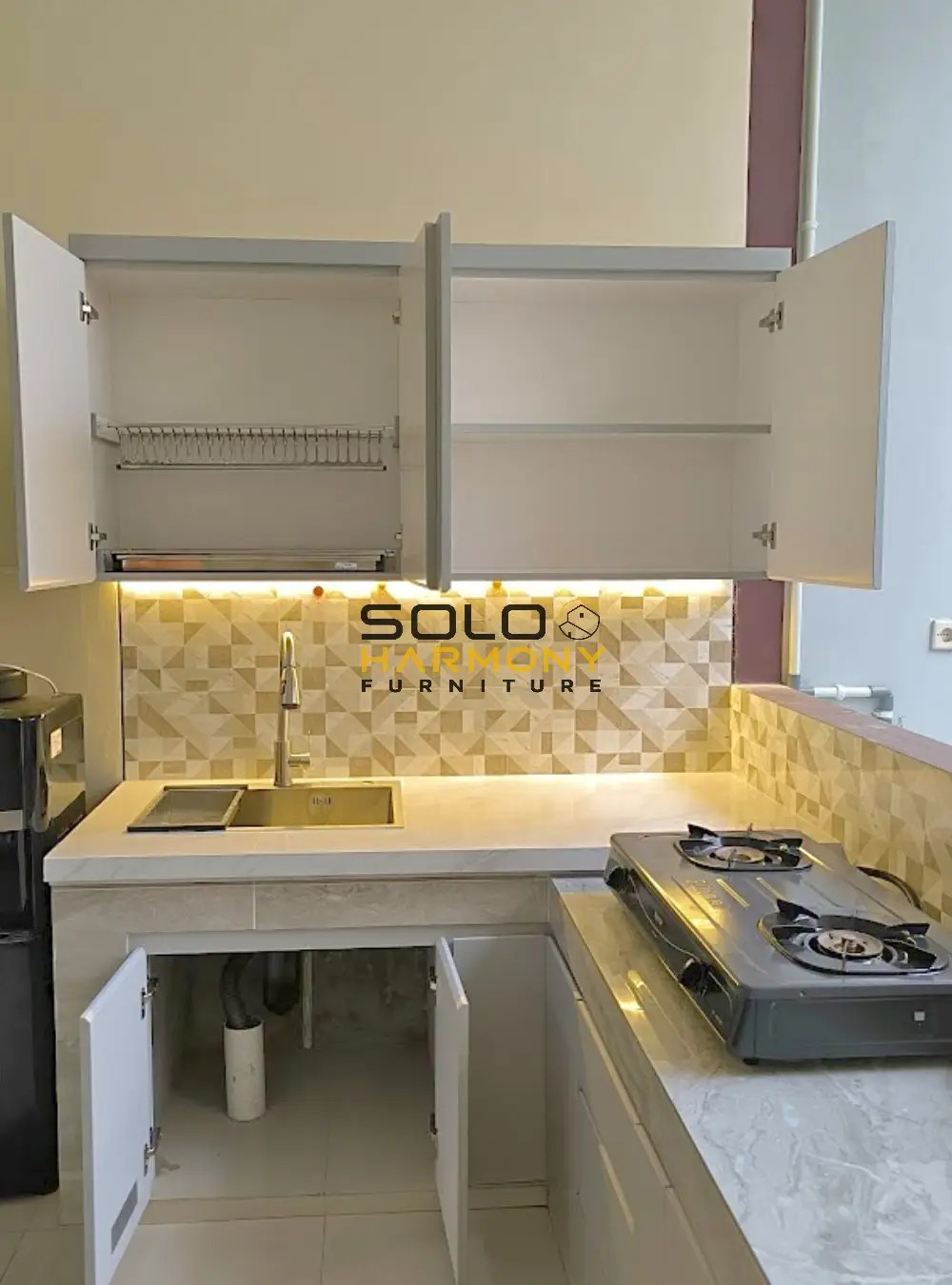 Kitchen Set Minimalis Bentuk L untuk Dapur Semi Terbuka — Kitchen Set foto 4 di Kerten, Solo