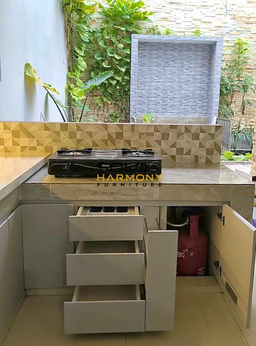 Kitchen Set Minimalis Bentuk L untuk Dapur Semi Terbuka — Kitchen Set foto 5 di Kerten, Solo