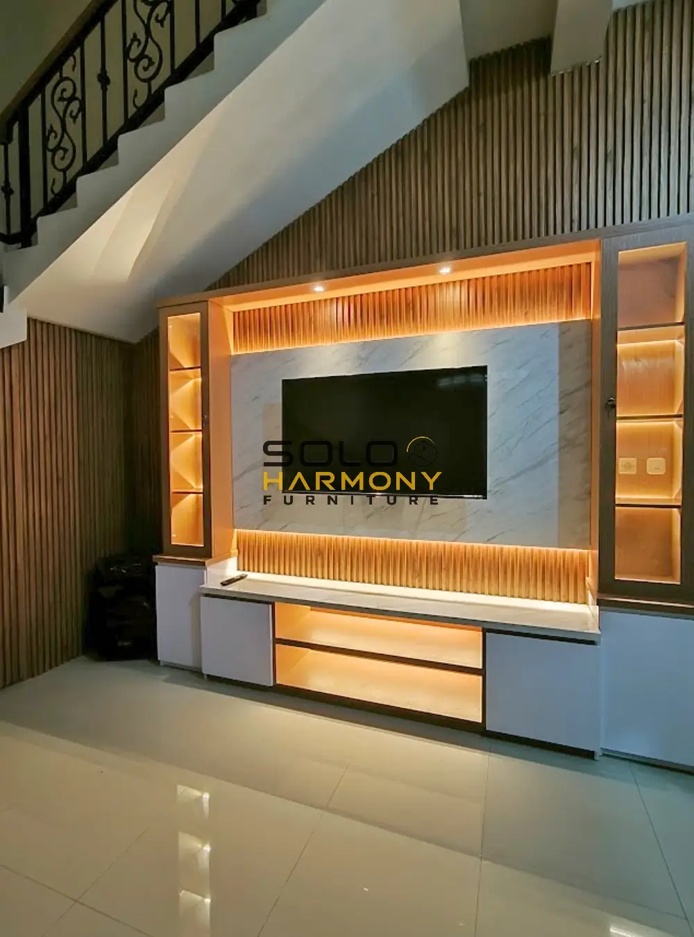 Backdrop TV Minimalis dan Kisi-Kisi Dinding Bawah Tangga Modern — Backdrop TV foto 2 di Palur, Karanganyar