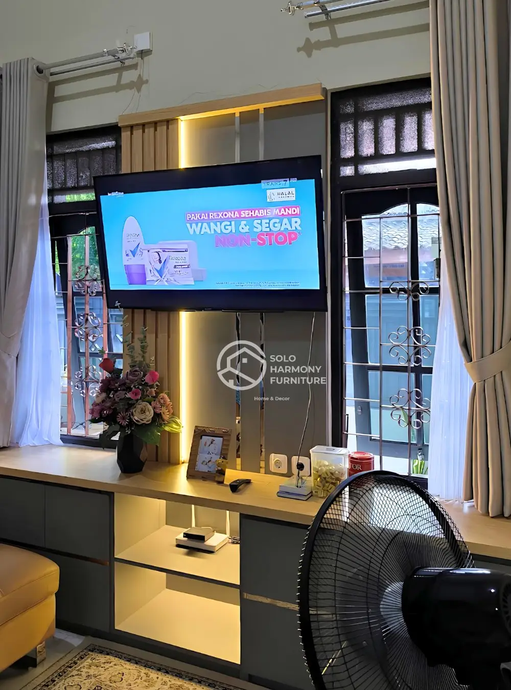 Minimalist Backdrop TV & Long Cabinet Set — Backdrop TV foto 2 di Karanganyar