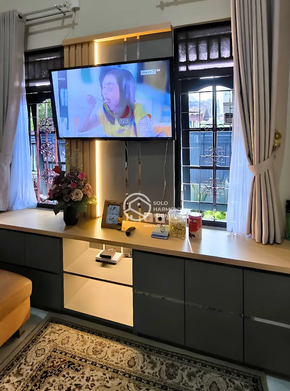 Minimalist Backdrop TV & Long Cabinet Set — Backdrop TV foto 3 di Karanganyar