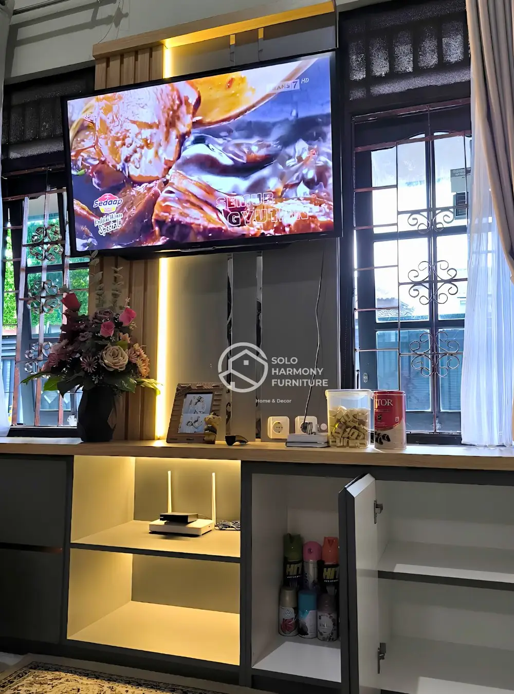 Minimalist Backdrop TV & Long Cabinet Set — Backdrop TV foto 4 di Karanganyar