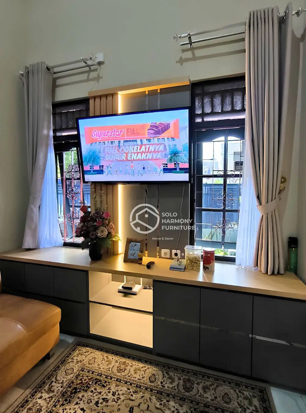 Minimalist Backdrop TV & Long Cabinet Set — Backdrop TV foto 5 di Karanganyar