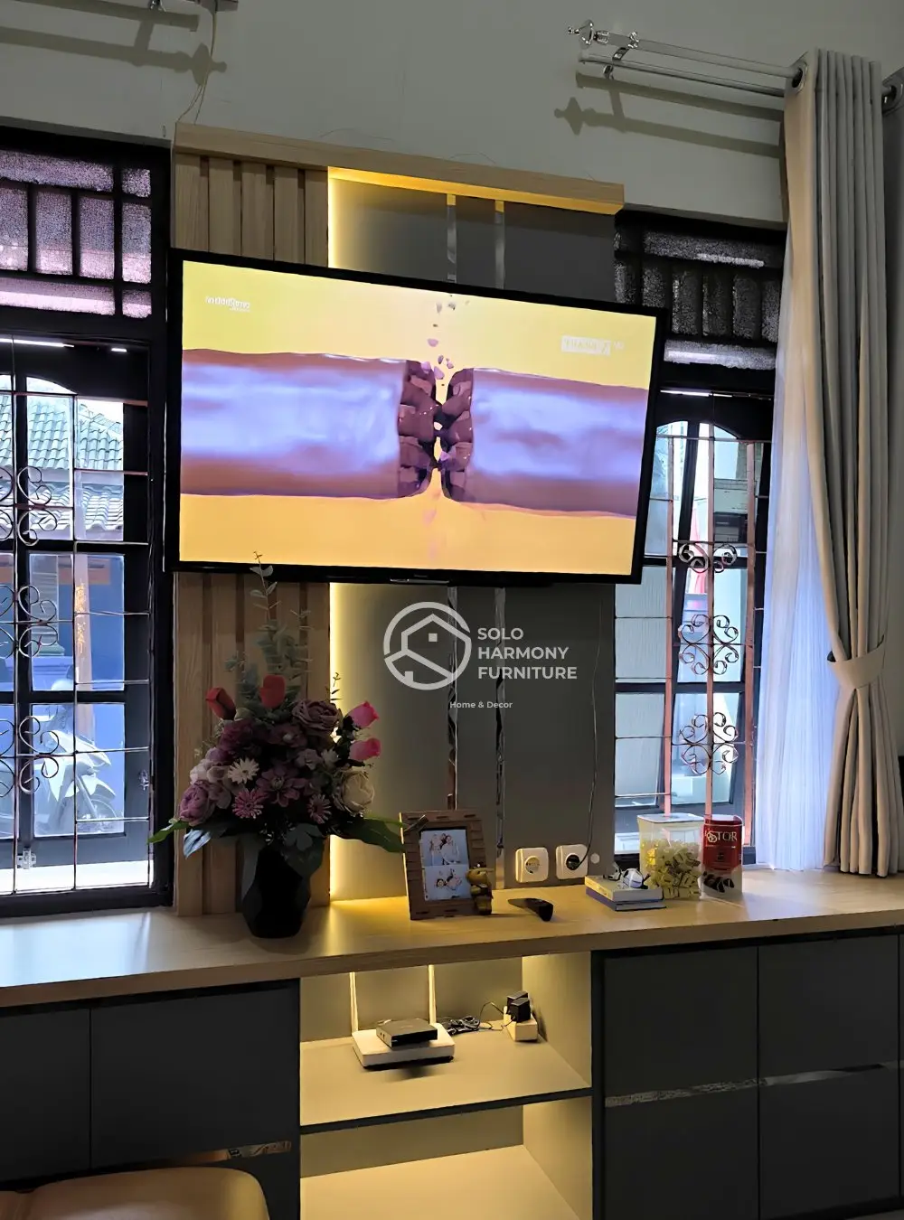 Minimalist Backdrop TV & Long Cabinet Set — Backdrop TV foto 6 di Karanganyar