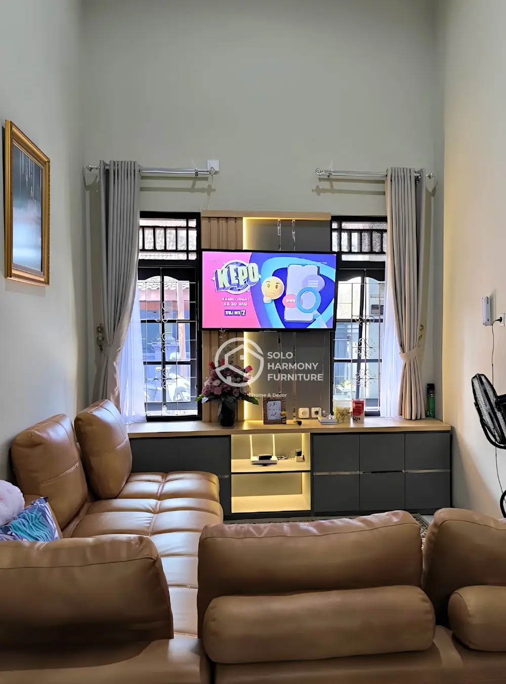 Minimalist Backdrop TV & Long Cabinet Set — Backdrop TV foto 7 di Karanganyar