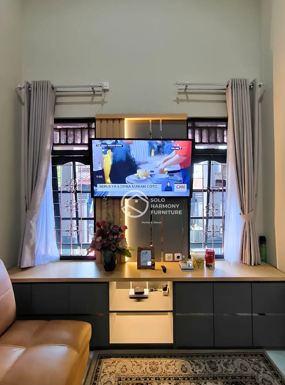 Minimalist Backdrop TV & Long Cabinet Set — Backdrop TV foto 8 di Karanganyar
