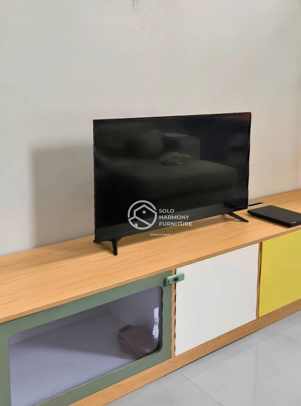 Sage & Yellow Minimalist Credenza Set — Interior foto 4 di Salatiga