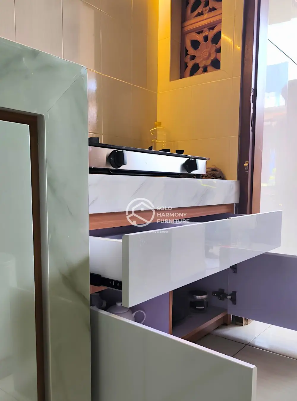 White & Woodgrain Minimalist Kitchen Set — Kitchen Set foto 7 di Banjarsari, Solo