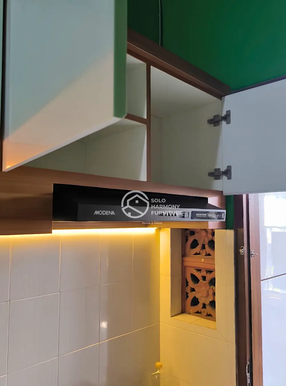 White & Woodgrain Minimalist Kitchen Set — Kitchen Set foto 8 di Banjarsari, Solo