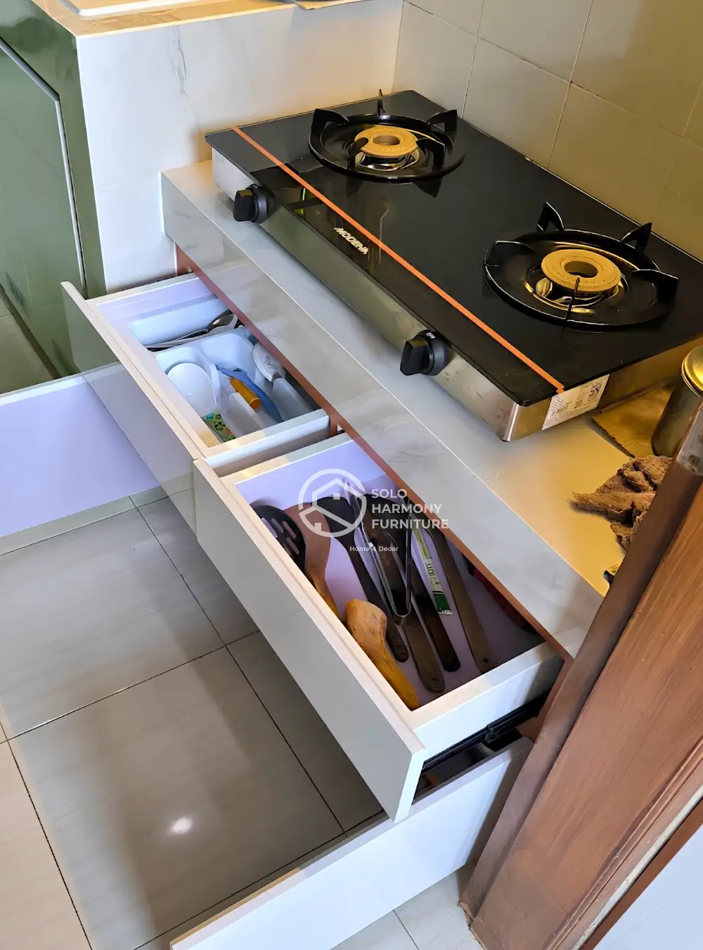 White & Woodgrain Minimalist Kitchen Set — Kitchen Set foto 9 di Banjarsari, Solo