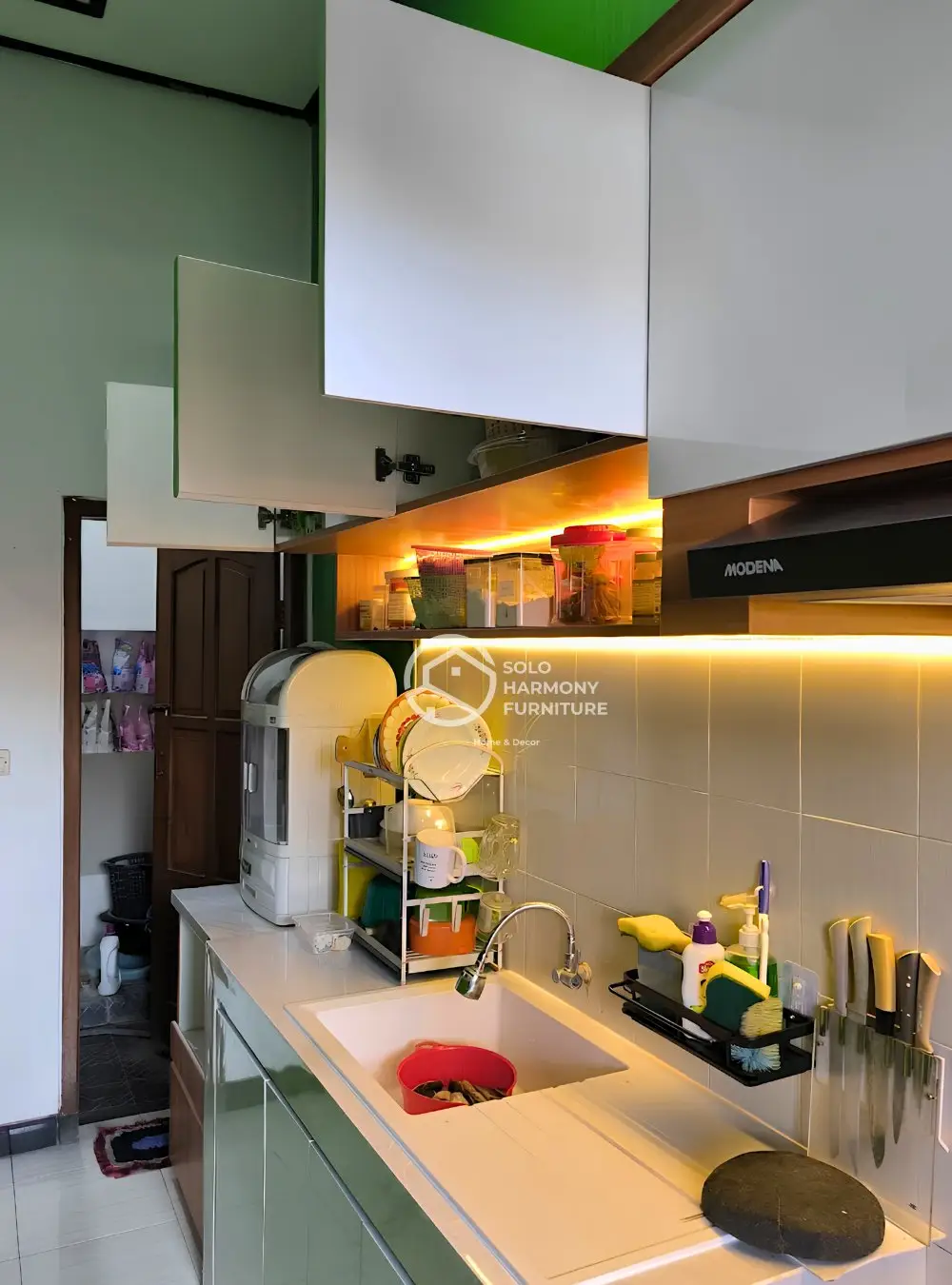 White & Woodgrain Minimalist Kitchen Set — Kitchen Set foto 10 di Banjarsari, Solo