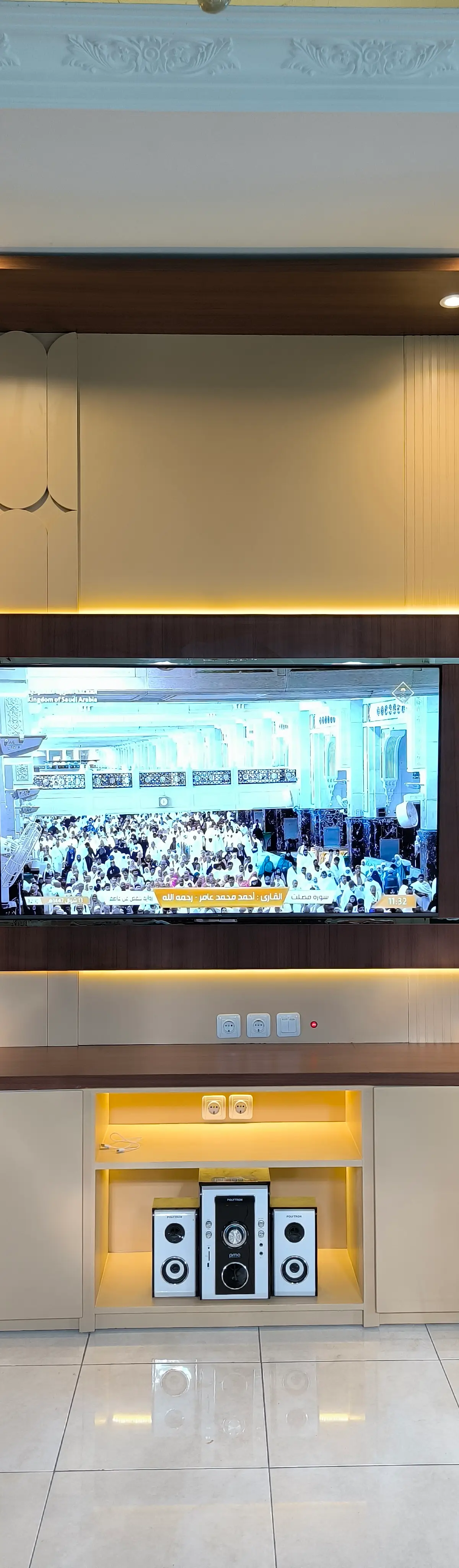 Backdrop TV Backdrop TV Ambient Light di Solo, Solo  Baru — Solo Harmony Furniture