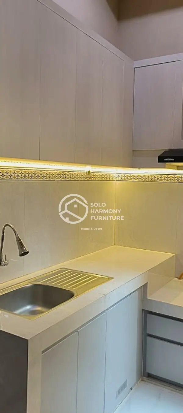 Kitchen Set Minimalis yang Menawan — Kitchen Set di Gumpang, Kartasura · Solo Harmony Furniture Soloraya