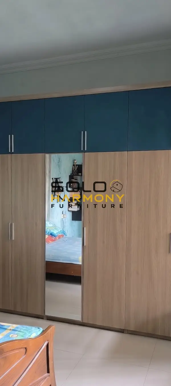 Lemari Custom Lemari Dinding Minimalis Berdesain Dua Nada di Karangasem, Laweyan — Solo Harmony Furniture