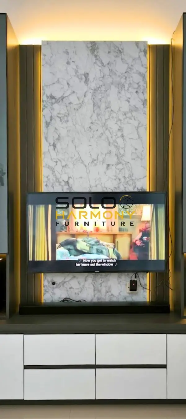 Backdrop TV Backdrop TV Mewah Modern dengan Motif Marmer Minimalis di Boyolali — Solo Harmony Furniture