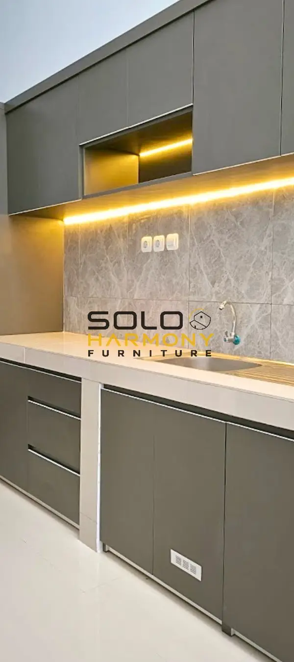 Kitchen Set Minimalis Mewah dengan Kabinet Multifungsi — Kitchen Set di Banjarsari, Solo · Solo Harmony Furniture Soloraya