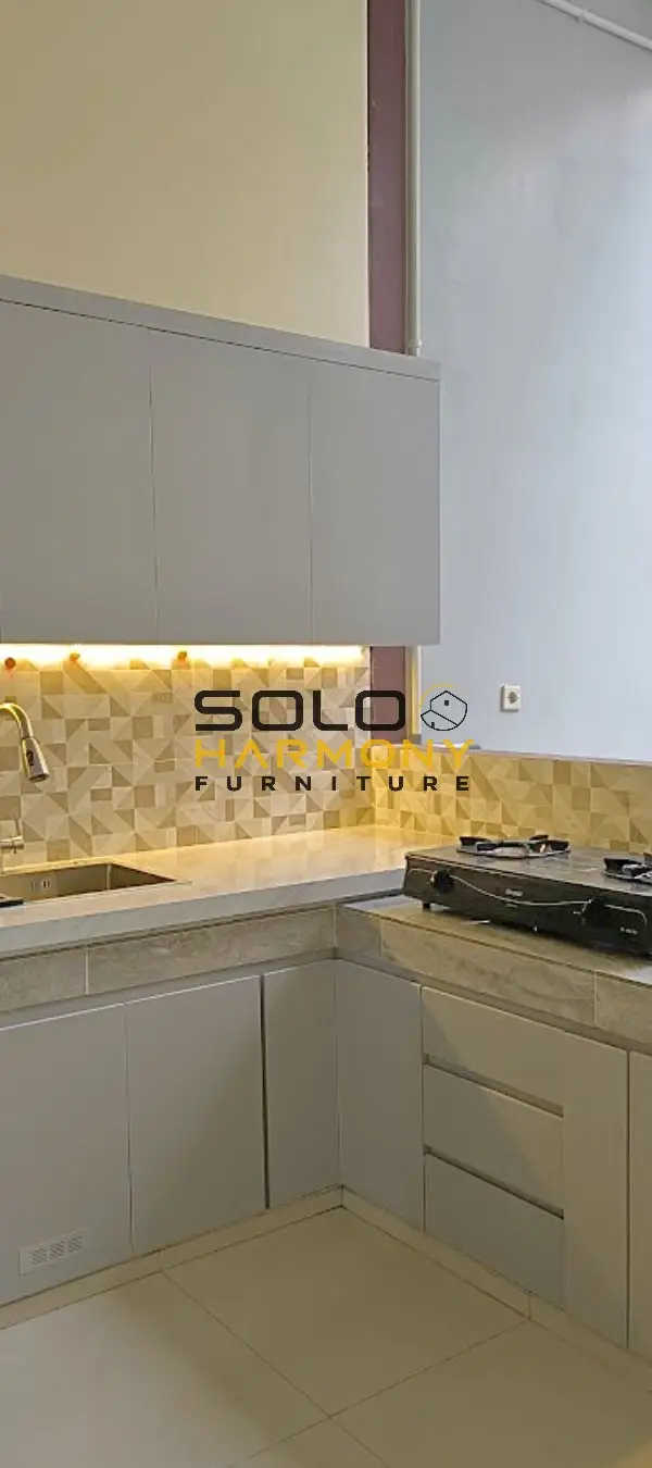 Kitchen Set Minimalis Bentuk L untuk Dapur Semi Terbuka — Kitchen Set di Kerten, Solo · Solo Harmony Furniture Soloraya