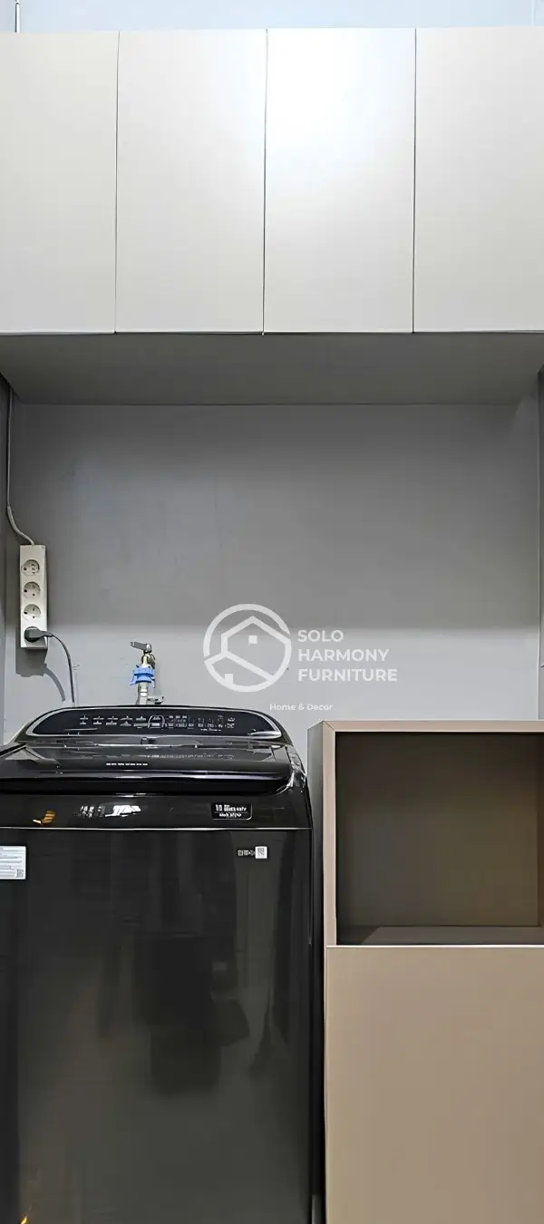 Ruang Cuci Minimalis Fungsional — Interior di Malangjiwan, Colomadu · Solo Harmony Furniture Soloraya