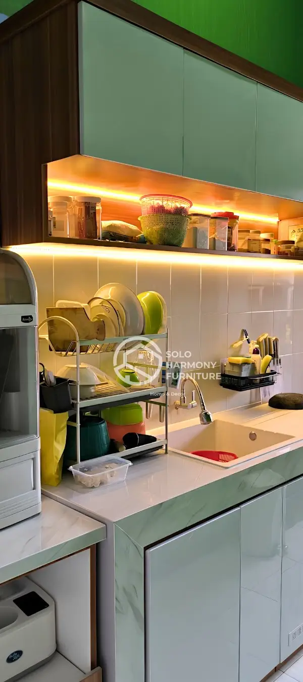 White & Woodgrain Minimalist Kitchen Set — Kitchen Set di Banjarsari, Solo · Solo Harmony Furniture Soloraya