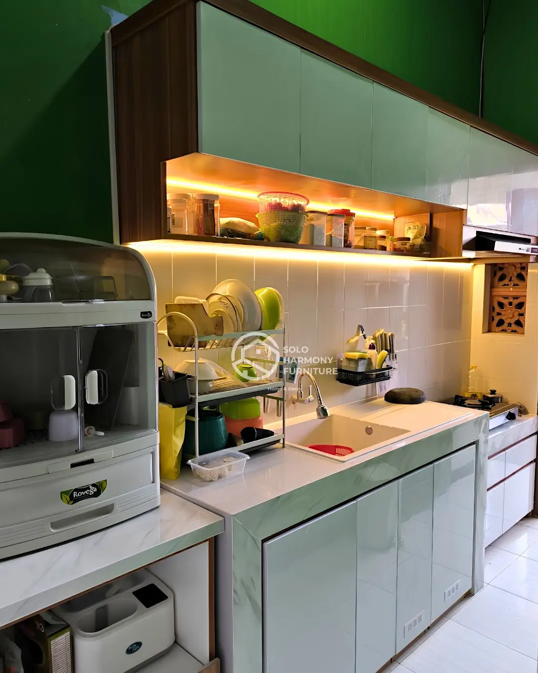 Kitchen Set White & Woodgrain Minimalist Kitchen Set di Banjarsari, Solo — Solo Harmony Furniture